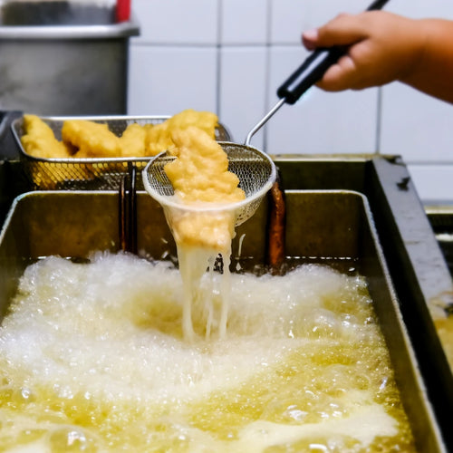 裹上面糊并煎炸鱼：