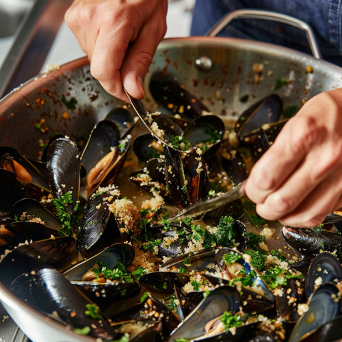 添加贻贝和调味料：